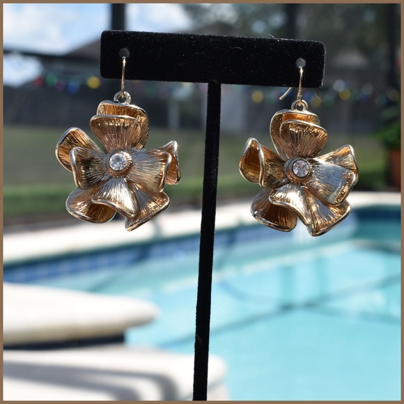 gold tone flower earrings - Picture 3 of 9